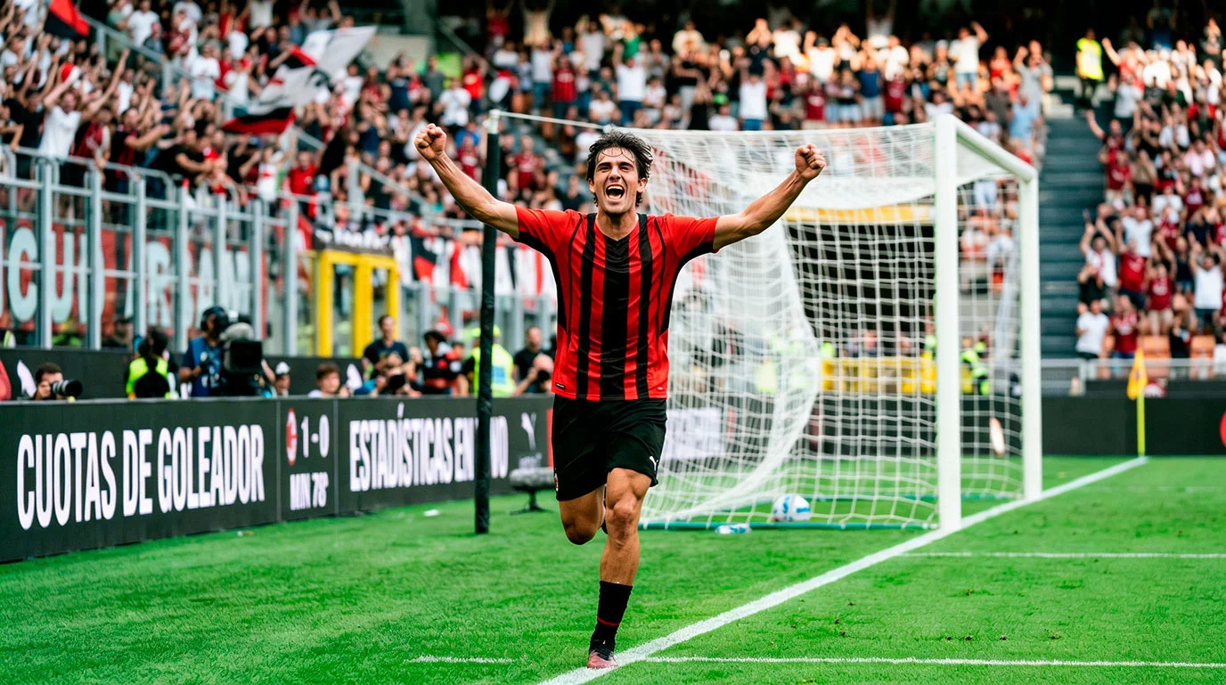 Delantero celebrando un gol en un partido de la Serie A italiana con la portería de fondo